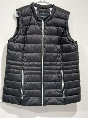 Nuage Women's Black Quilted Puffer Vest with Zip Pockets
